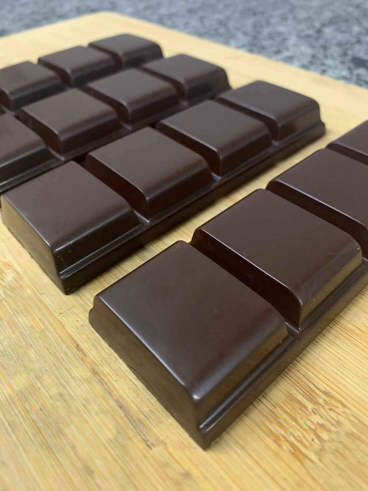 Dark Chocolate Beeghee Bars 80g con chocolate oaxaqueño 80% cacao y relleno de Beeghee